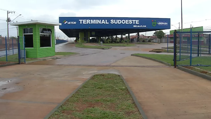 Adolescente autista de 14 anos dirige ônibus do transporte público de Uberaba por 5 km e só para após bater em carro