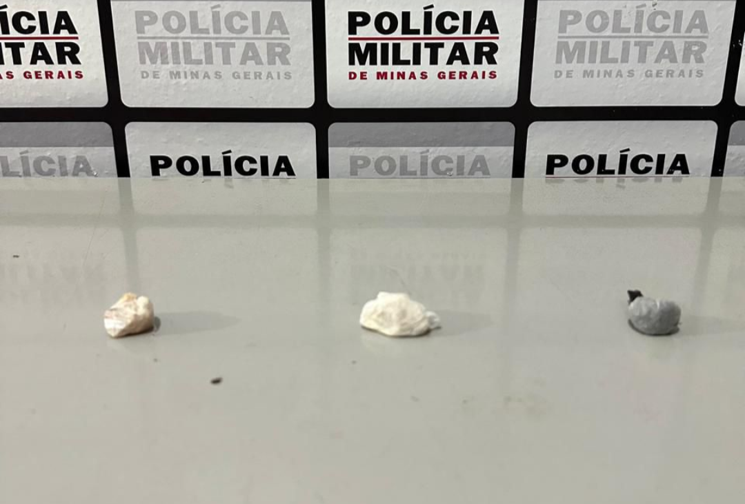 Polícia Militar apreende drogas e faca com mulher na Praça da Rodoviária de Ituiutaba
