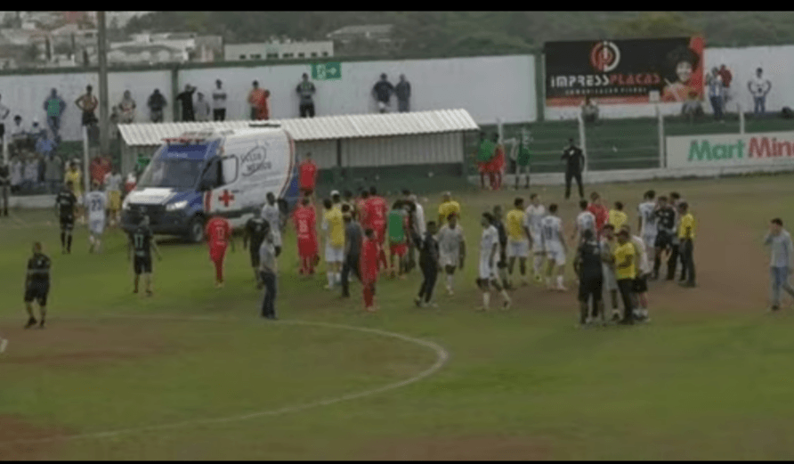 Paracatu e Boa Esporte empatam em partida marcada por paralisações e três remoções de ambulância