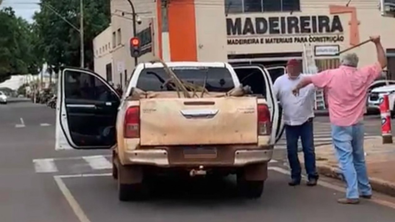 Pai e filho brigam em via pública no bairro Platina, em Ituiutaba