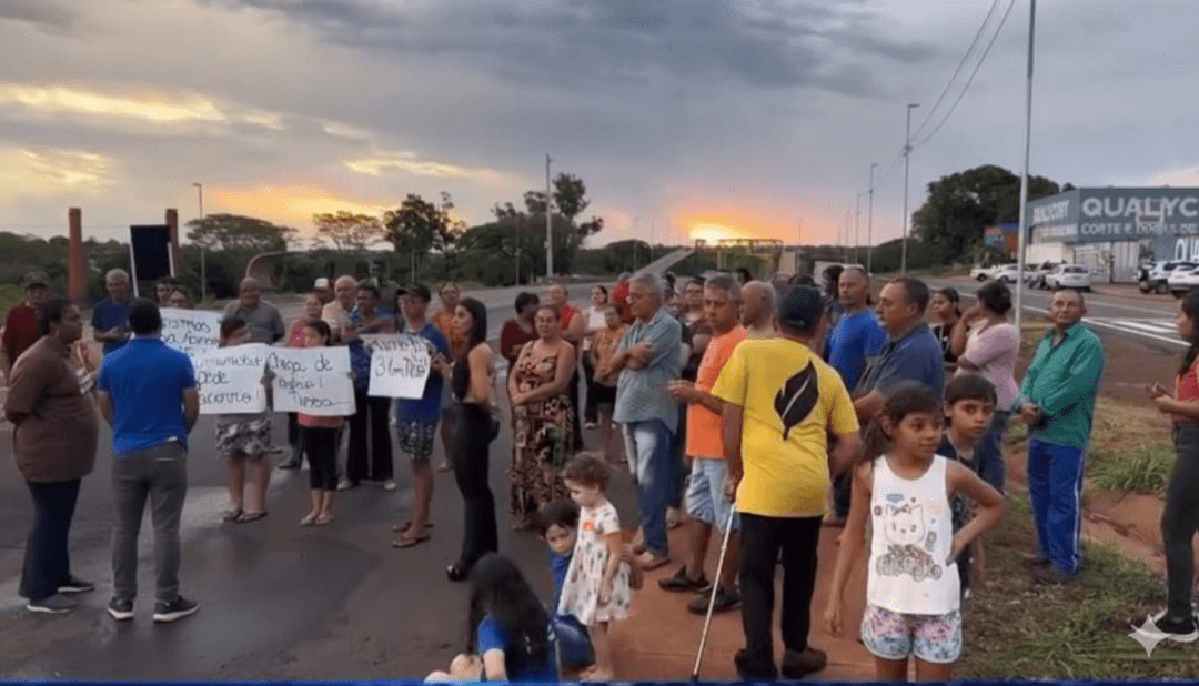 Moradores protestam na BR-365 e responsabilizam ANTT, Ecovias e omissão do poder público por retorno considerado perigoso
