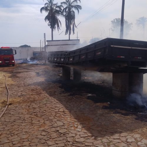 Bombeiros combatem incêndio em um lote em Ituiutaba