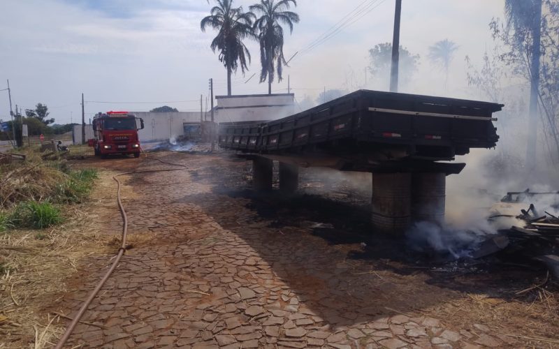 Bombeiros combatem incêndio em um lote em Ituiutaba