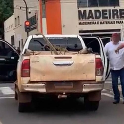 Pai e filho brigam em via pública no bairro Platina, em Ituiutaba