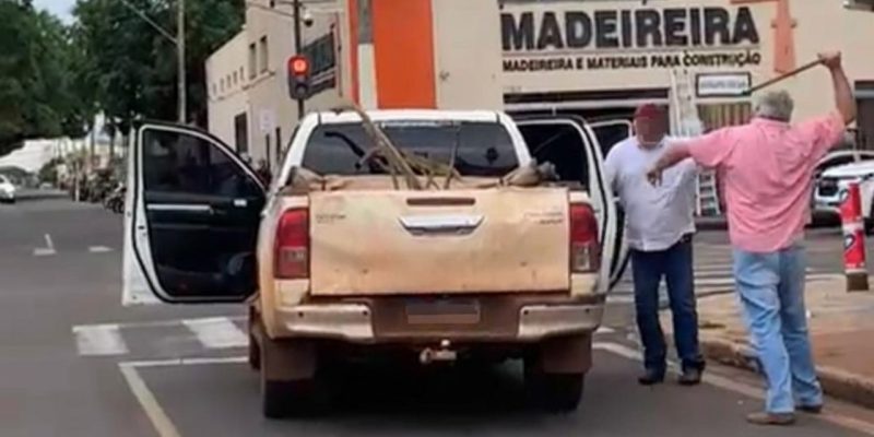 Pai e filho brigam em via pública no bairro Platina, em Ituiutaba