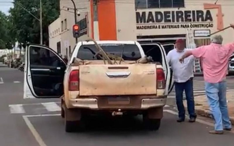 Pai e filho brigam em via pública no bairro Platina, em Ituiutaba