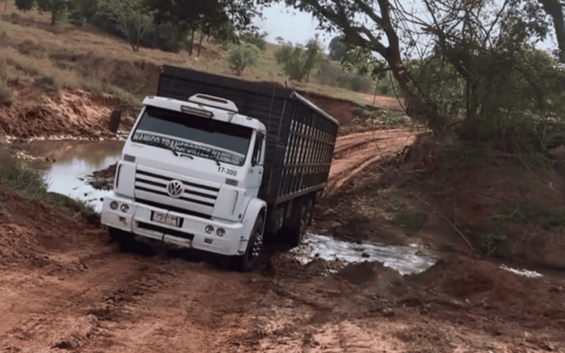 Ponte em manutenção gera transtornos para motorista em Campina Verde (MG)