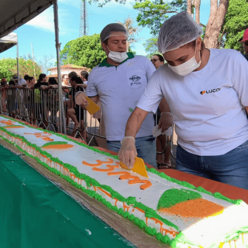 Rede de Supermercados mineira distribui bolo de 33 metros em seu aniversário