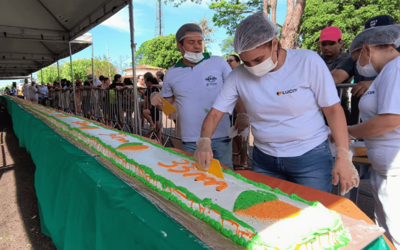 Rede de Supermercados mineira distribui bolo de 33 metros em seu aniversário