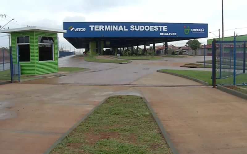 Adolescente autista de 14 anos dirige ônibus do transporte público de Uberaba por 5 km e só para após bater em carro