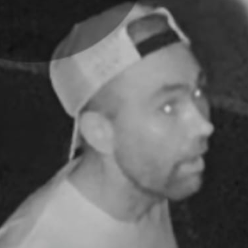 SUSPEITO É FLAGRADO POR CÂMERAS AO INVADIR RESIDÊNCIA EM ITUIUTABA E COMUNIDADE PEDE AJUDA PARA IDENTIFICAÇÃO