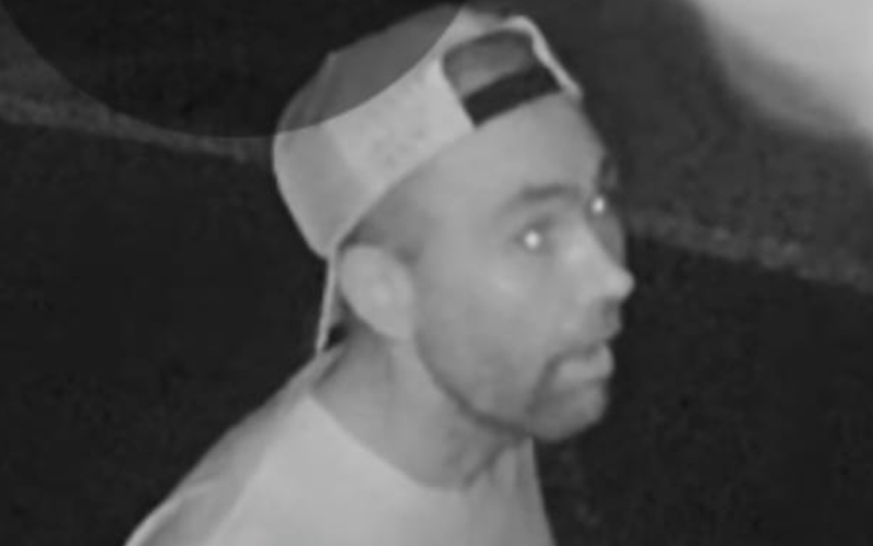 SUSPEITO É FLAGRADO POR CÂMERAS AO INVADIR RESIDÊNCIA EM ITUIUTABA E COMUNIDADE PEDE AJUDA PARA IDENTIFICAÇÃO