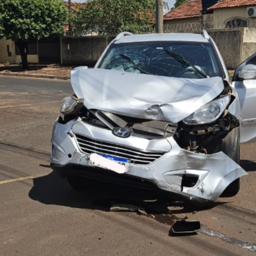 Colisão entre dois carros mobiliza Bombeiros no Bairro Ipiranga, em Ituiutaba