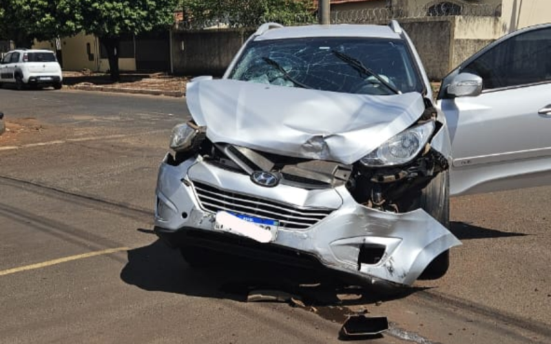 Colisão entre dois carros mobiliza Bombeiros no Bairro Ipiranga, em Ituiutaba