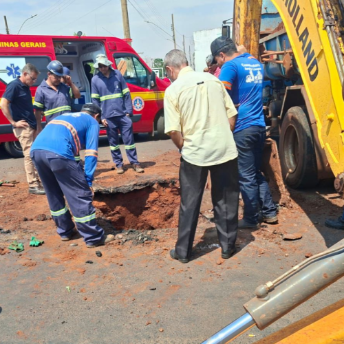 Bombeiros socorrem trabalhador ferido em acidente no Centro de Ituiutaba