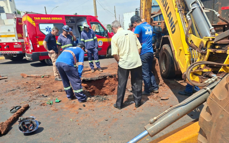 Bombeiros socorrem trabalhador ferido em acidente no Centro de Ituiutaba