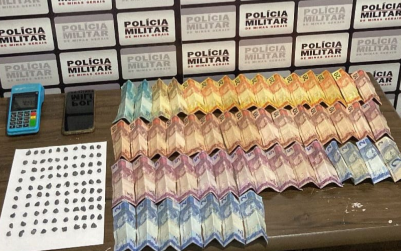 Na cidade de Prata-MG, Polícia Militar apreende drogas, dinheiro e celulares durante atendimento de furto