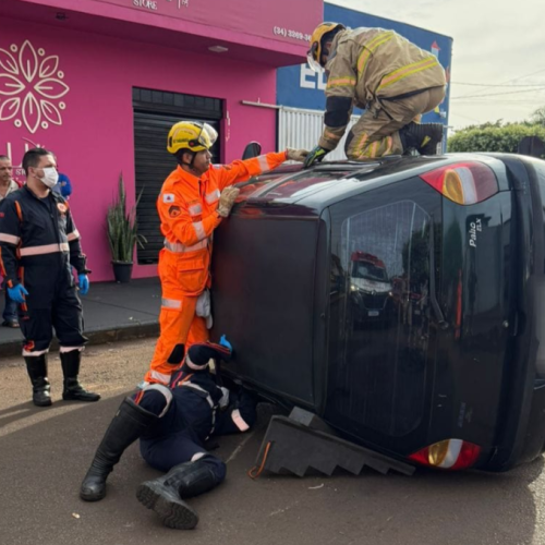 Idoso é resgatado por bombeiros após capotamento em Ituiutaba