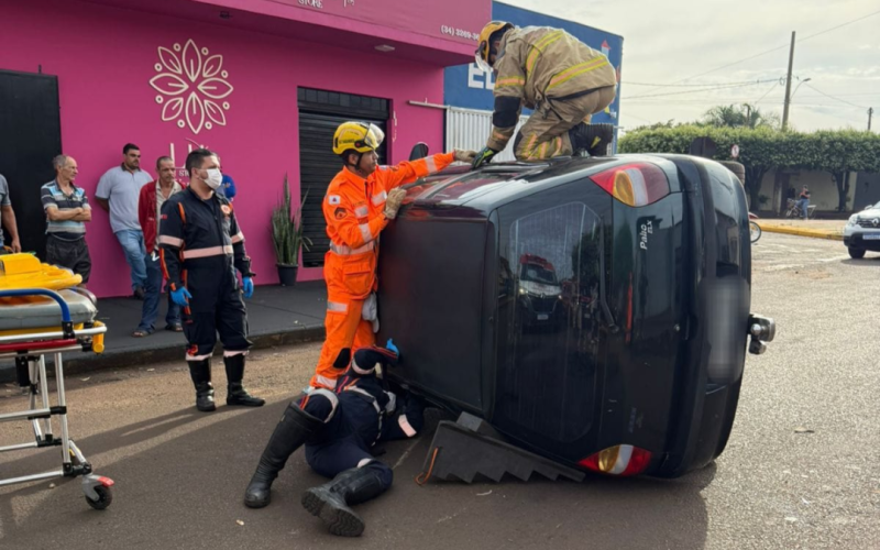 Idoso é resgatado por bombeiros após capotamento em Ituiutaba