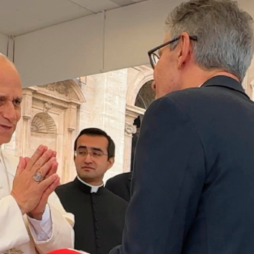 Papa Leão XIV abençoa povo de Minas Gerais ao receber obras de artesãs do estado das mãos do governador
