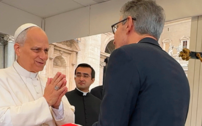 Papa Leão XIV abençoa povo de Minas Gerais ao receber obras de artesãs do estado das mãos do governador