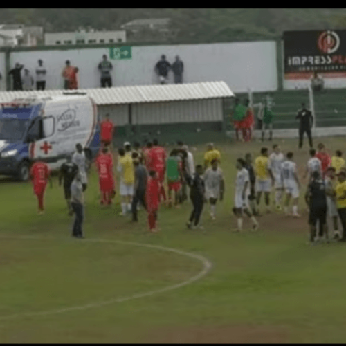 Paracatu e Boa Esporte empatam em partida marcada por paralisações e três remoções de ambulância