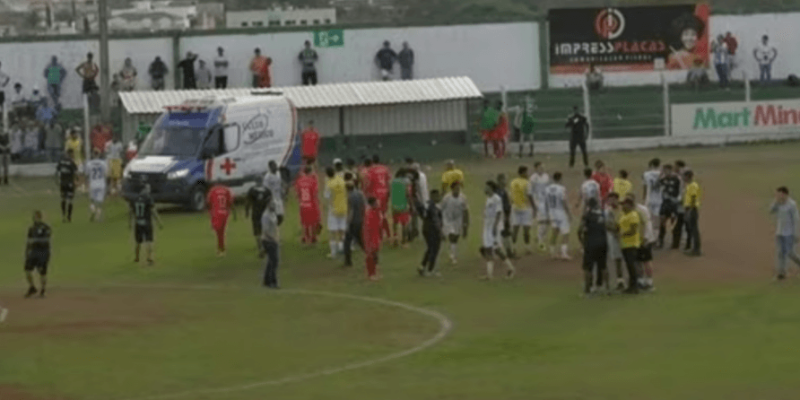 Paracatu e Boa Esporte empatam em partida marcada por paralisações e três remoções de ambulância