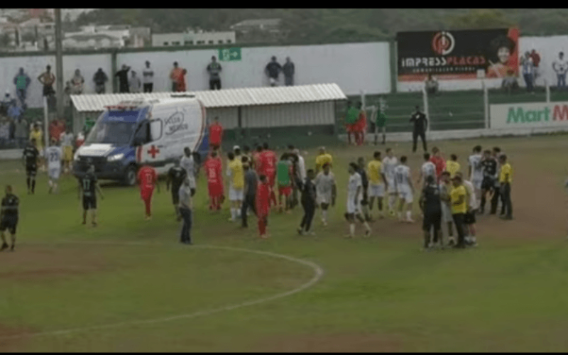 Paracatu e Boa Esporte empatam em partida marcada por paralisações e três remoções de ambulância