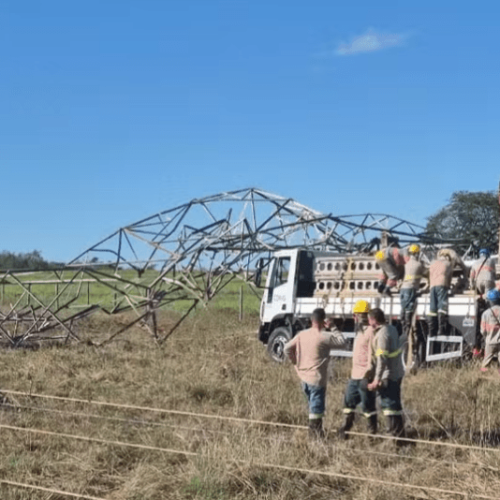 Forte Vendaval Derruba Sete Torres de Energia e Causa Problemas em Prata (MG)