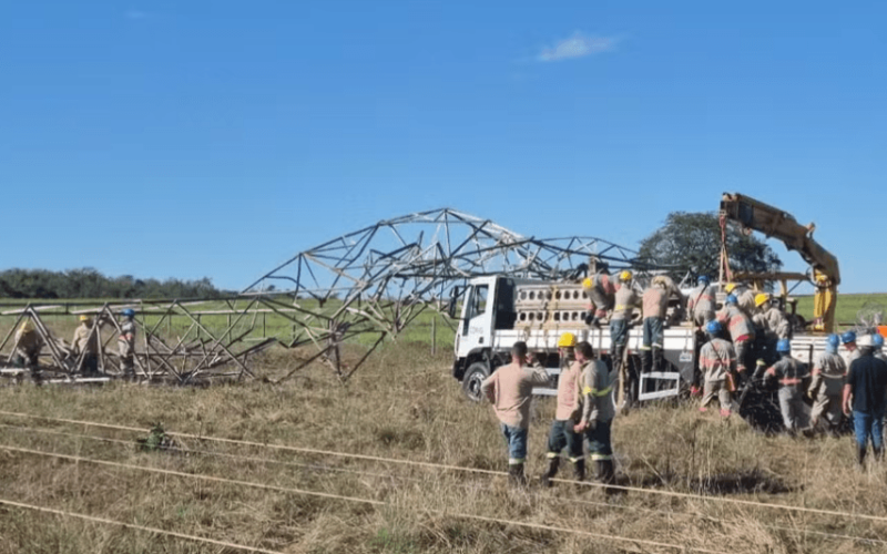 Forte Vendaval Derruba Sete Torres de Energia e Causa Problemas em Prata (MG)