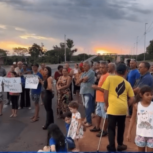 Moradores protestam na BR-365 e responsabilizam ANTT, Ecovias e omissão do poder público por retorno considerado perigoso
