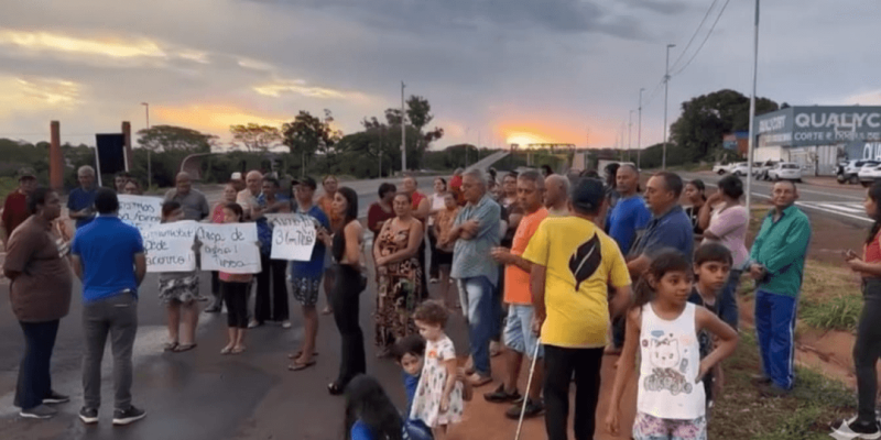 Moradores protestam na BR-365 e responsabilizam ANTT, Ecovias e omissão do poder público por retorno considerado perigoso