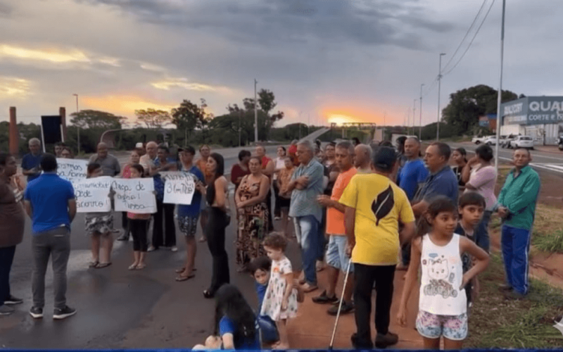 Moradores protestam na BR-365 e responsabilizam ANTT, Ecovias e omissão do poder público por retorno considerado perigoso