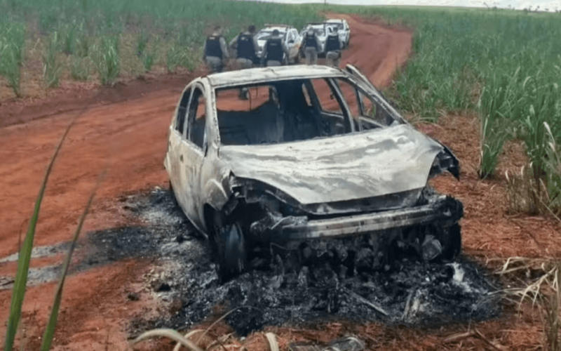 Motorista é encontrado carbonizado dentro de carro incendiado em área rural no interior de Minas Gerais
