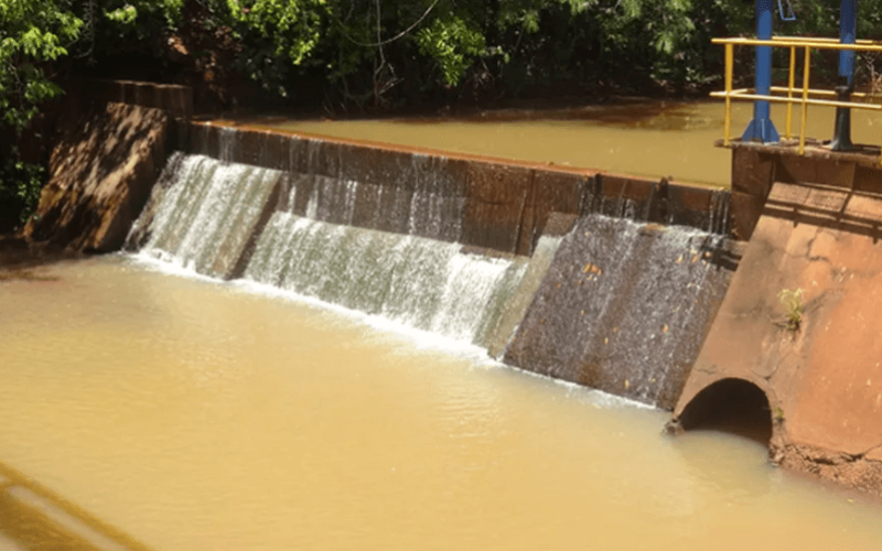 Adutora se rompe e compromete abastecimento em Ituiutaba; manutenção é finalizada
