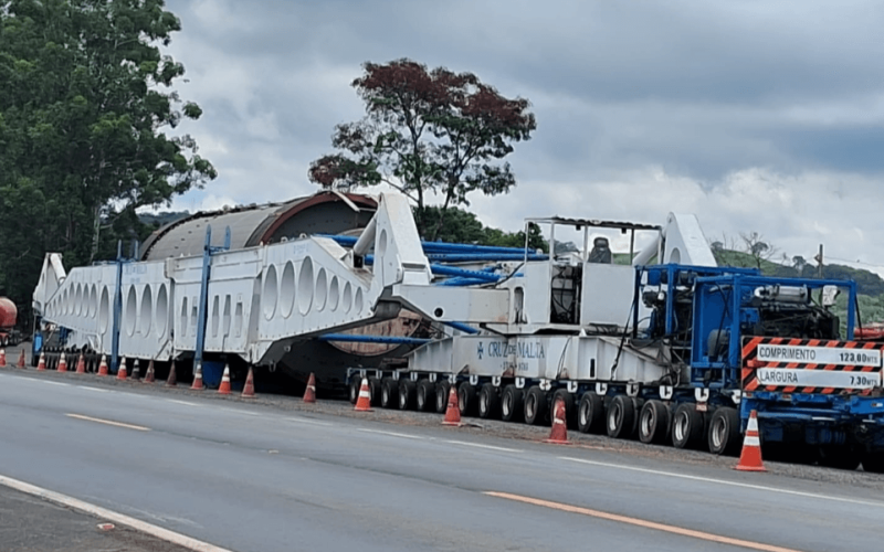 Megacarga Superdimensionada Avança pela BR-365 e Chega ao Perímetro Urbano de Uberlândia