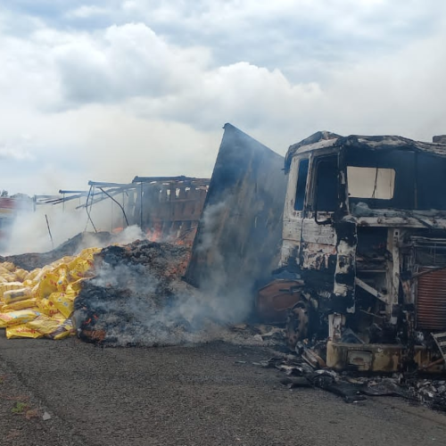 Bombeiros combatem incêndio em carreta na BR-364, próximo a Gurinhatã