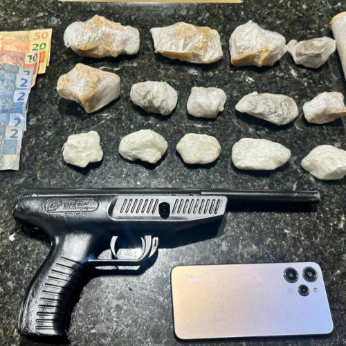 Polícia Militar apreende drogas e arma em operação contra o tráfico em Prata