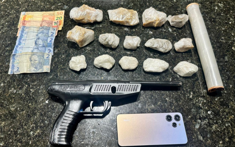 Polícia Militar apreende drogas e arma em operação contra o tráfico em Prata