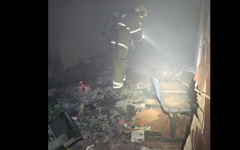 Bombeiros combatem incêndio em imóvel comercial abandonado no Centro de Ituiutaba