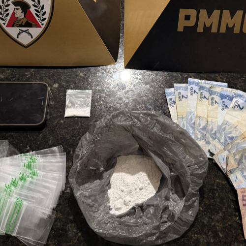 Polícia Militar prende jovem por tráfico de drogas durante operação em Prata