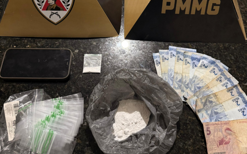 Polícia Militar prende jovem por tráfico de drogas durante operação em Prata