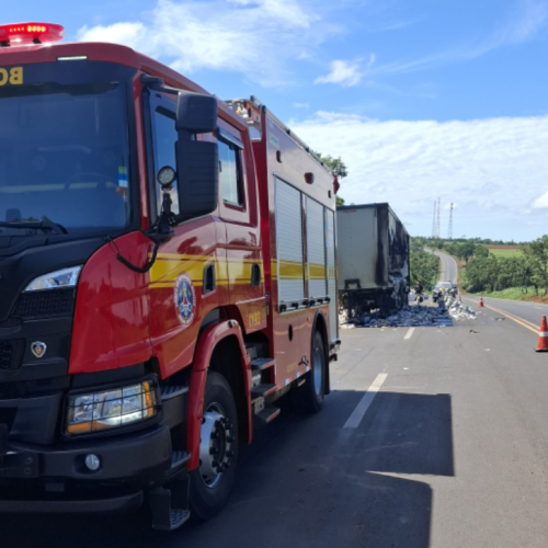 Bombeiros Militar de Ituiutaba atuam em ocorrência de incêndio em carreta na BR-153 próximo ao Prata-MG