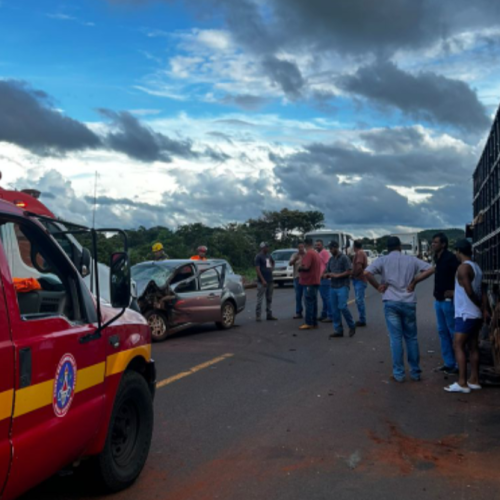 Bombeiros atendem acidente entre carro e caminhão na BR-154 e motorista fica ferido