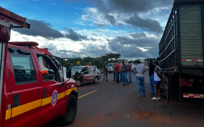 Bombeiros atendem acidente entre carro e caminhão na BR-154 e motorista fica ferido