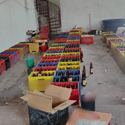 Polícia apreende carga com 140 caixas de cerveja falsificada em Minas Gerais