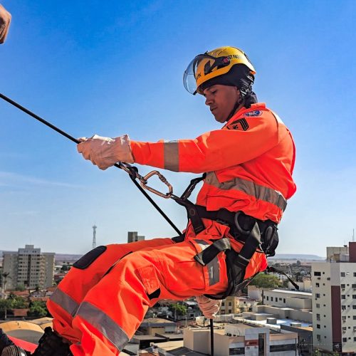 Bombeiros de Ituiutaba realizam treinamento de aperfeiçoamento técnico