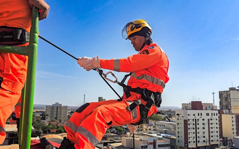 Bombeiros de Ituiutaba realizam treinamento de aperfeiçoamento técnico
